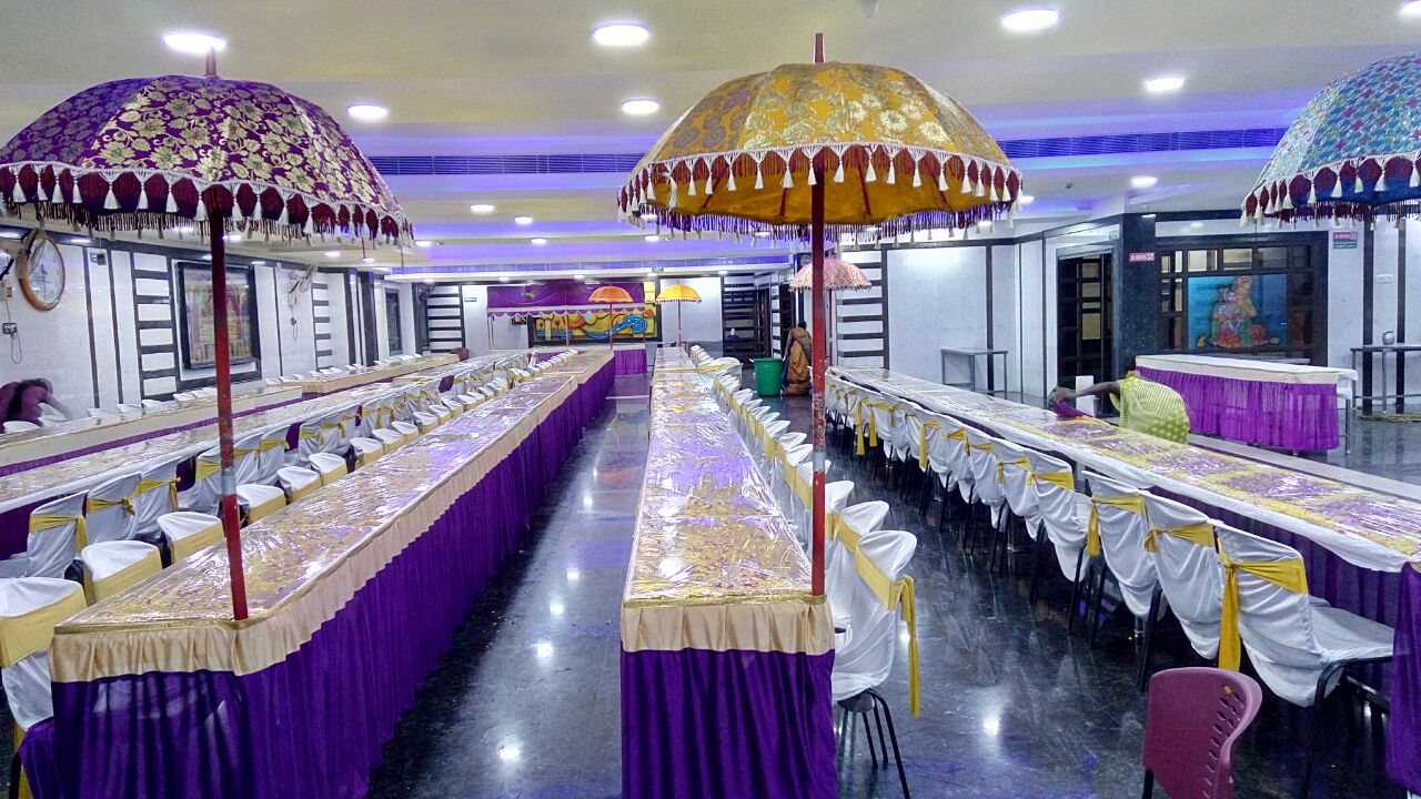 A traditional South Indian wedding feast (Kalyana Sappadu) served on a fresh green banana leaf, featuring various dishes, rice, and payasam, representing authentic Chennai catering services.