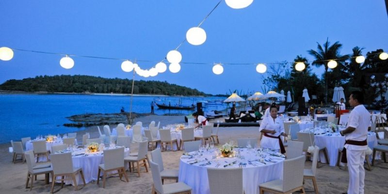 Outdoor destination wedding catering in Chennai with live counters and scenic venue setup